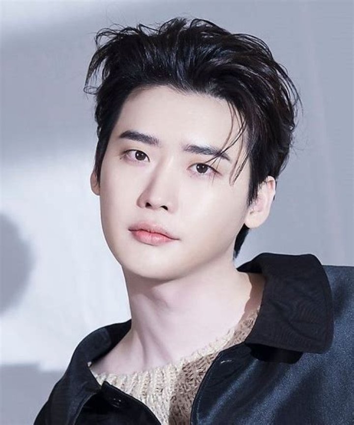 Actor Lee Jong Suk Can't Stop Praising ASTRO's Cha Eunwoo For His Work