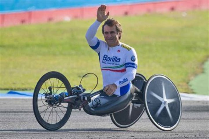 Alex Zanardi, ecco come sta il campione a 9 mesi dall'incidente