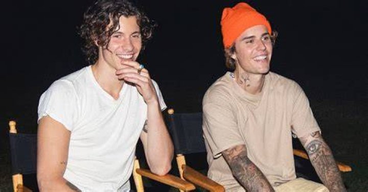 JUSTIN BIEBER COLLABS WITH "DUDE WITH SIGN" GUY Maven Buzz