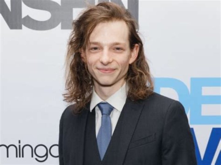 Mike Faist Height, Weight, Age, Girlfriend, Family, Facts, Biography