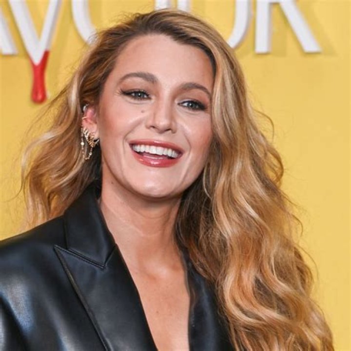 Update 150+ blake lively wavy hair best dedaotaonec