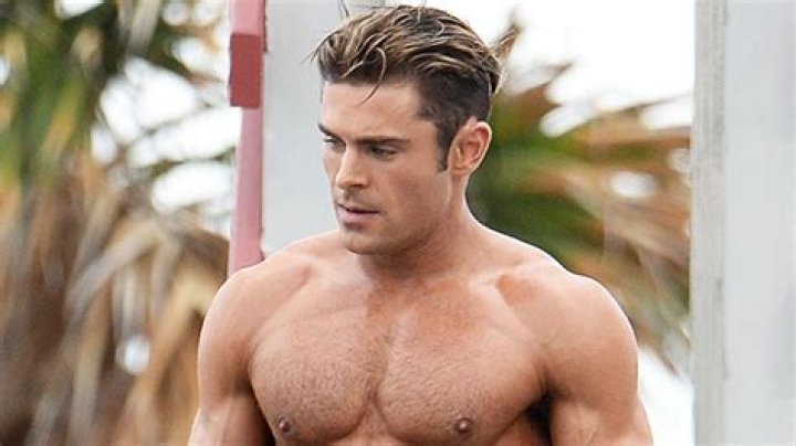 Zac Efron Loves Being Single & Isn&rsquo;t Missing His &lsquo;Baywatch&rsquo; Body